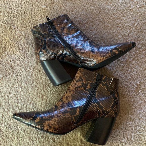 Jeffrey Campbell Ankle Boots Womens Snake Print Leather Pointed Toe Size 7.5 - Picture 2 of 7